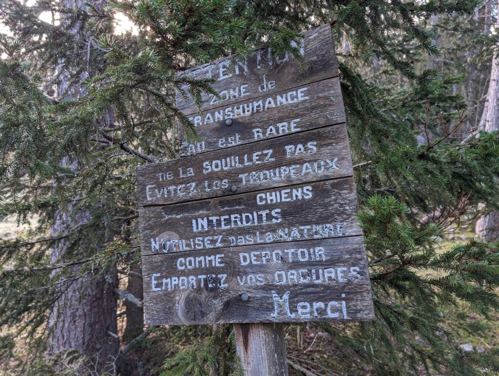 Pancarte Zone de Transhumance et protection de la nature dans la réserve des hauts-plateaux